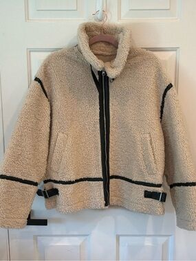Cozy Cream Sherpa Zip-Up Jacket with Contrast Trim